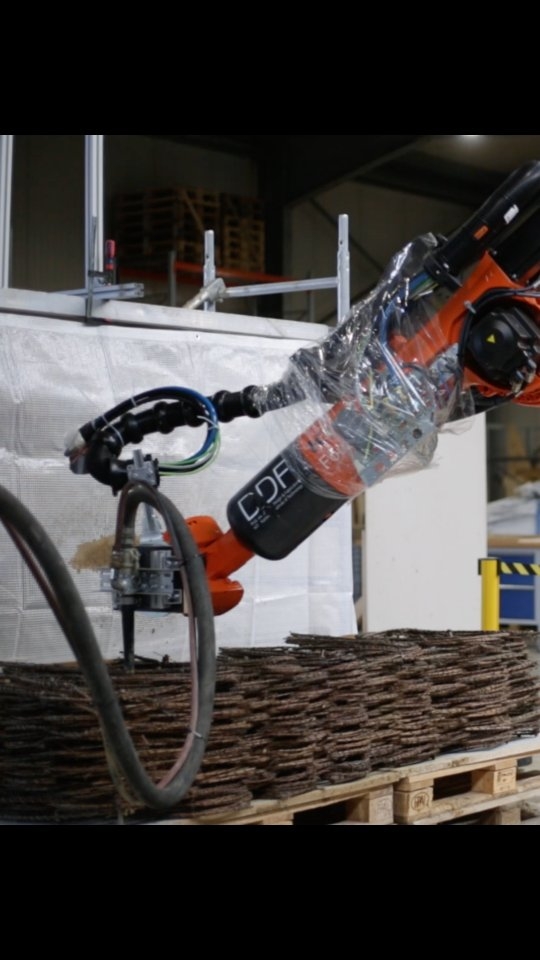Watch our robotic arm spray earth onto willow rebar, creating a hybrid earth-willow component. The aim is to explore new pathways to automate the fabrication of sustainable construction components using natural materials. 🌱🤖🏗
#DigitalFabrication #DigitalCircularConstruction #EarthSpraying #EarthConstruction #EarthArchitecture #RoboticArchitecture #RoboticConstruction